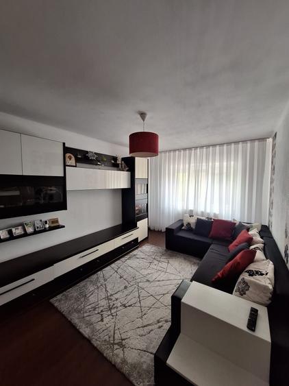 Apartament cu 3 camere decomandat în Decebal