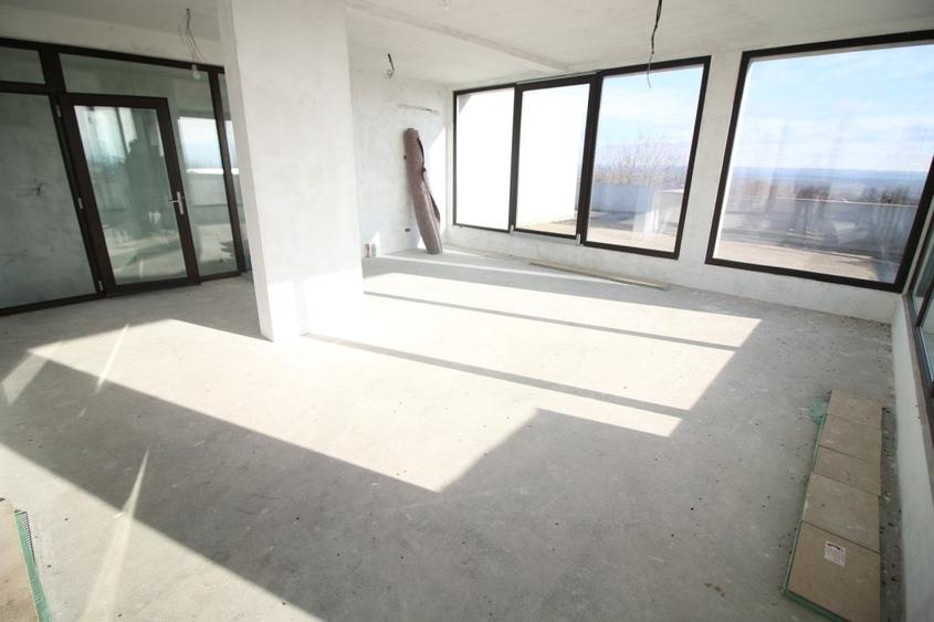 Casă cu 8 camere cu Teren 2500 Mp în Nord
