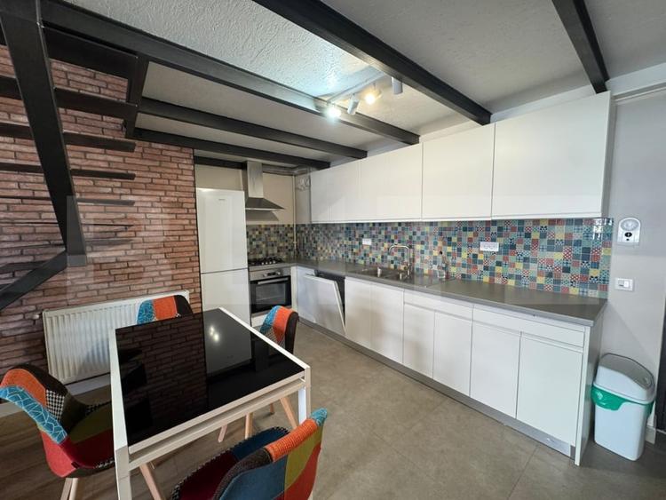Apartament cu 3 camere semidecomandat, mobilat în Semicentral