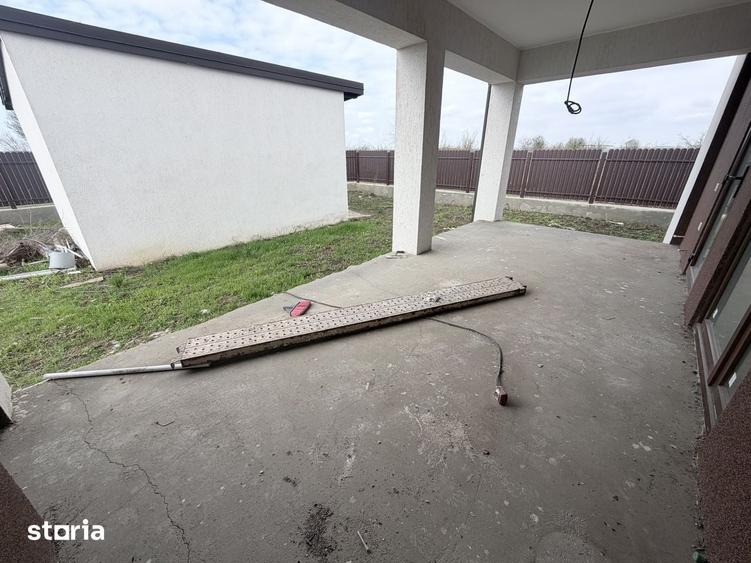 Casă cu 5 camere cu Teren 492 Mp în Glina