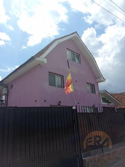 Casă individuală cu 9 camere cu Canalizare în Săcădat