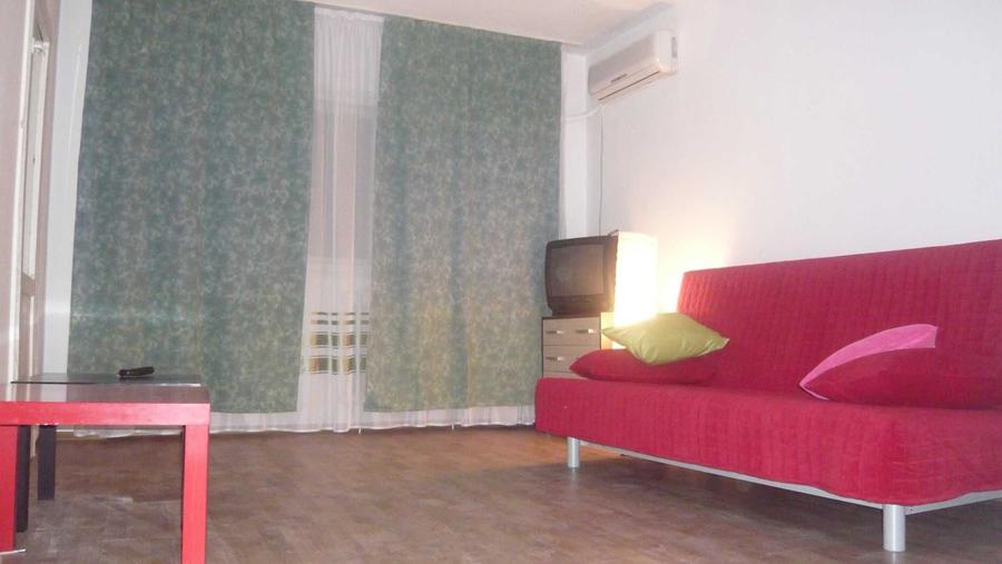 Ofer spre inchiriere pe termen lung garsoniera moderna, in cart. Tineretului - 4
