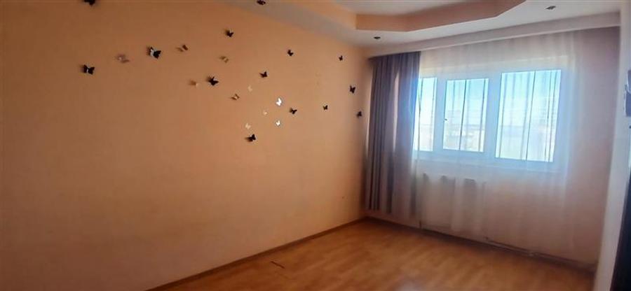 Apartament cu 3 camere decomandat în Micro 6