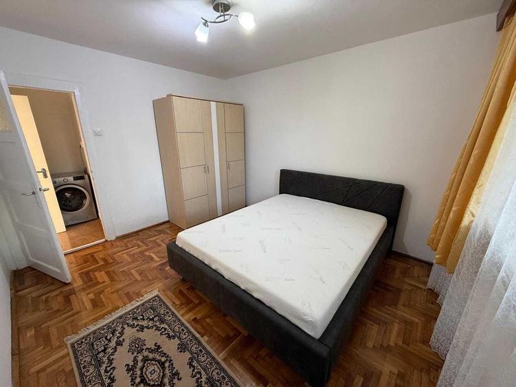 Apartament cu 3 camere semidecomandat în Central