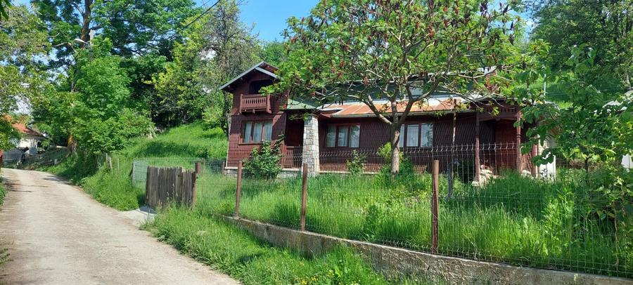 Casă individuală cu 2 camere cu Teren 1745 Mp în Comarnic