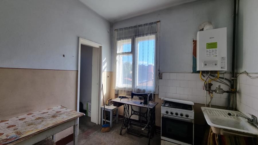 Apartament cu 3 camere semidecomandat în Central
