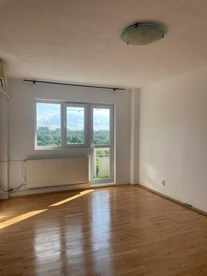 Apartament cu 3 camere semidecomandat în Tineretului