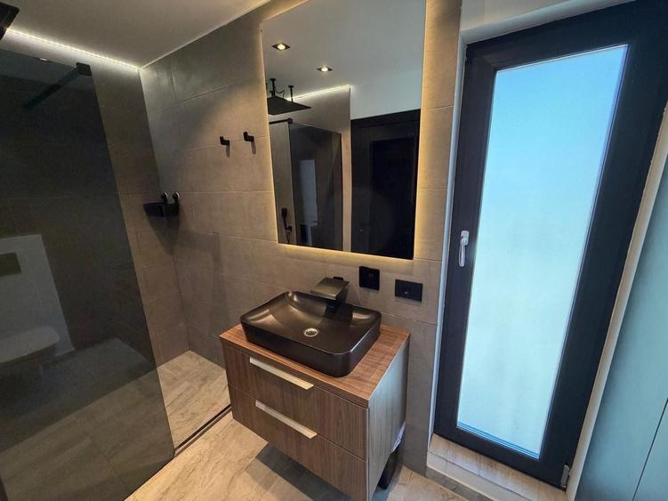Duplex cu 5 camere cu Canalizare în Dumbrăvița