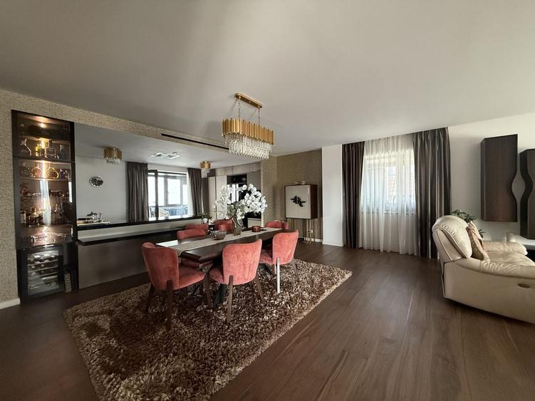 Apartament cu 4 camere decomandat, mobilat în Primăverii