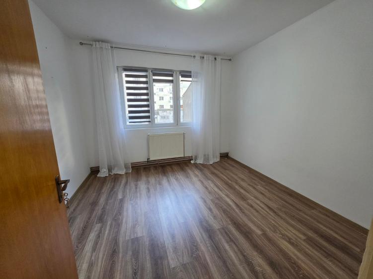 Apartament cu 3 camere decomandat în Bucur Obor