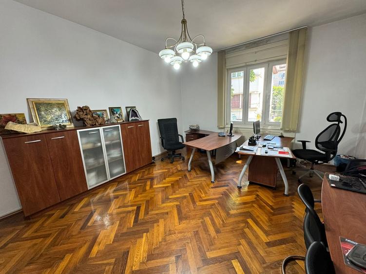 Casă cu 14 camere cu Garaj în Central