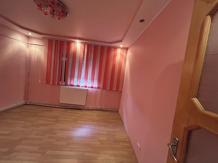 Apartament cu 3 camere decomandat în Buzaului