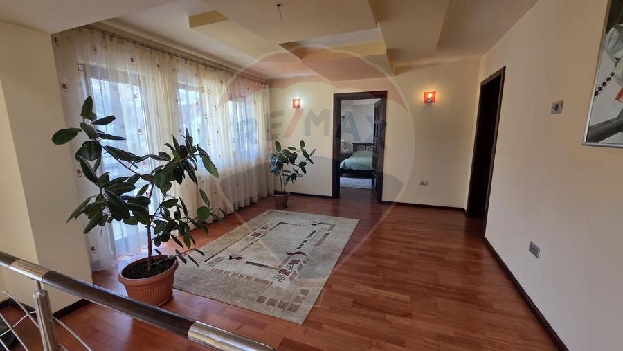 Casă individuală cu 7 camere cu Teren 1371 Mp în Nord-Est
