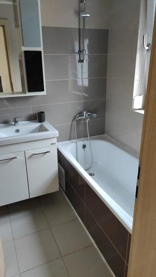 Apartament cu 3 camere semidecomandat în Lipovei