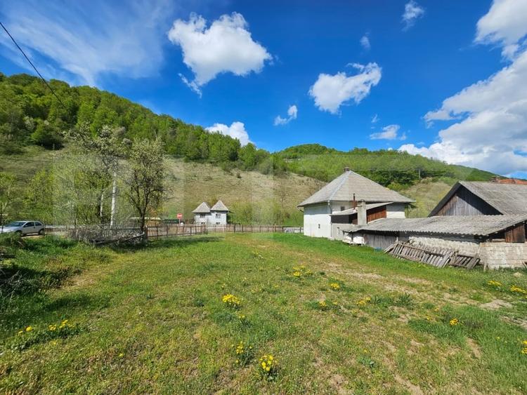 Casă individuală cu 5 camere cu Teren 2000 Mp în Ghioncani