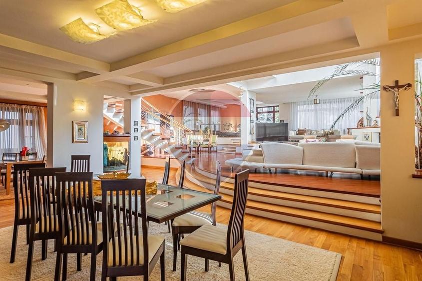 Casă individuală cu 11 camere cu Teren 1300 Mp în Schei
