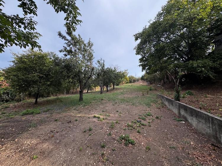 Teren de 2150 mp, în Central