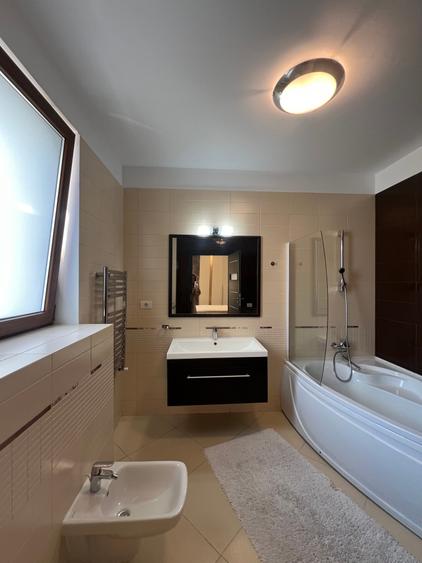 Apartament cu 3 camere semidecomandat în Herăstrău