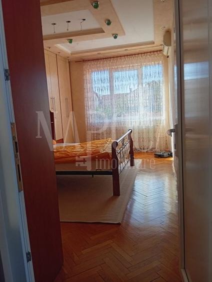 Casă individuală cu 8 camere cu Canalizare în Central