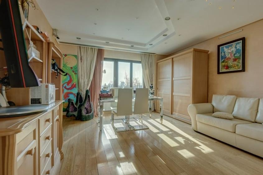 Penthouse cu 6 camere decomandat în Herăstrău