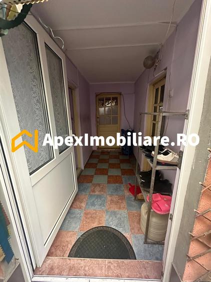 Casă individuală cu 15 camere cu Canalizare în Apărătorii Patriei