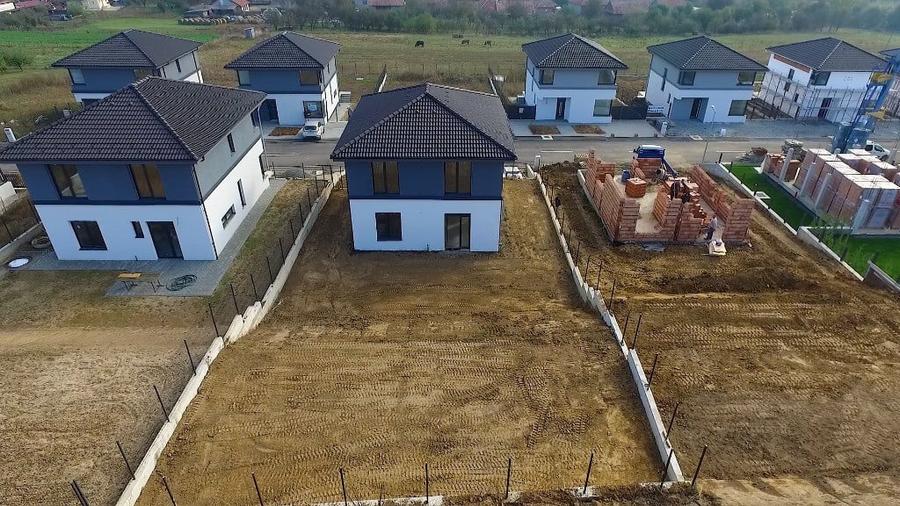 Casă cu 5 camere cu Teren 510 Mp în Corușu