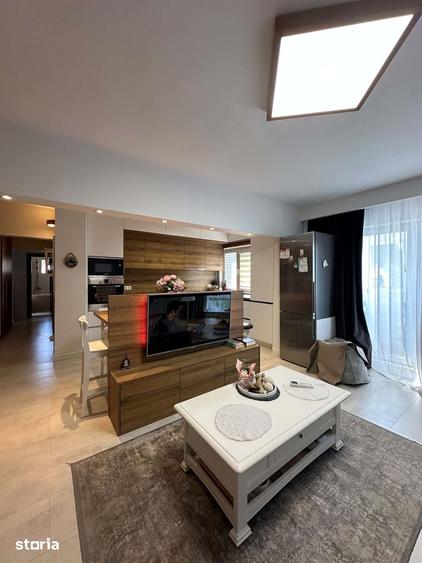 Apartament cu 4 camere decomandat în Micro 16