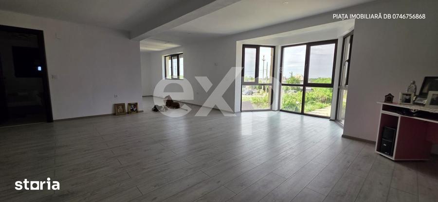 Casă cu 10 camere cu Teren 9800 Mp în Văcărești