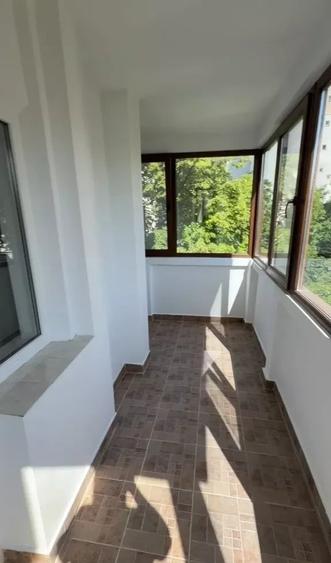 Apartament cu 3 camere decomandat, mobilat în Nicolina