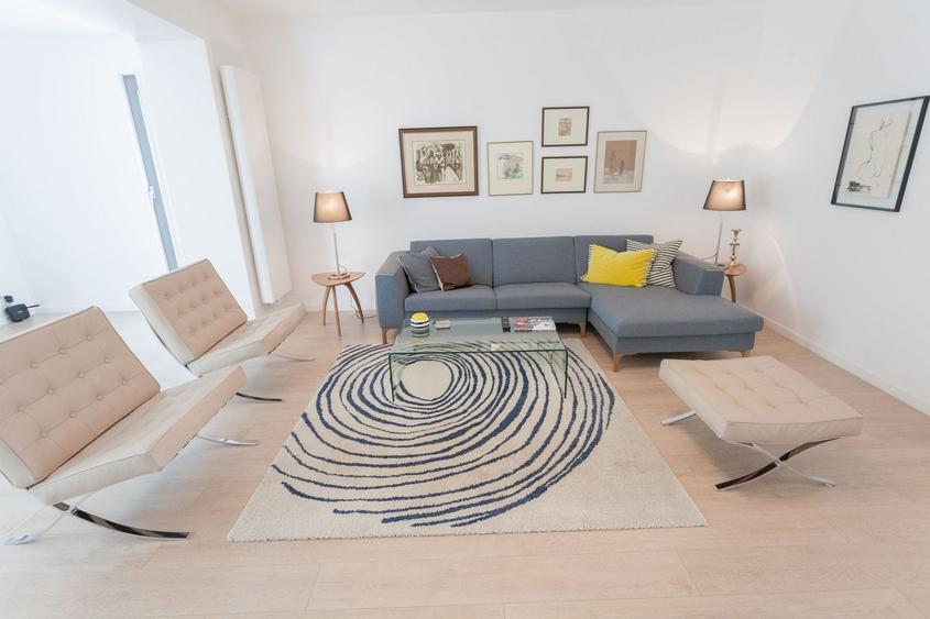 Apartament cu 3 camere decomandat, mobilat în P-ța Victoriei