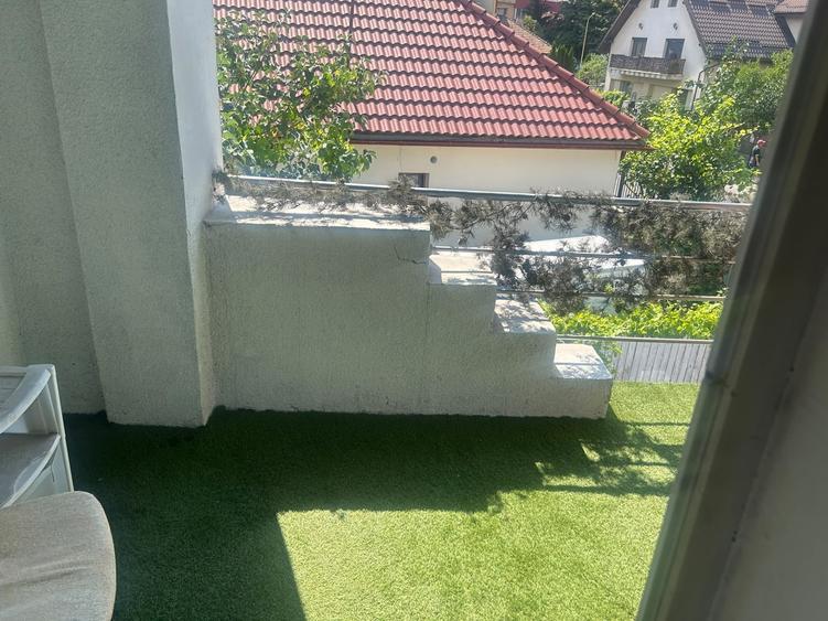 Casă individuală cu 8 camere cu Canalizare în Florilor