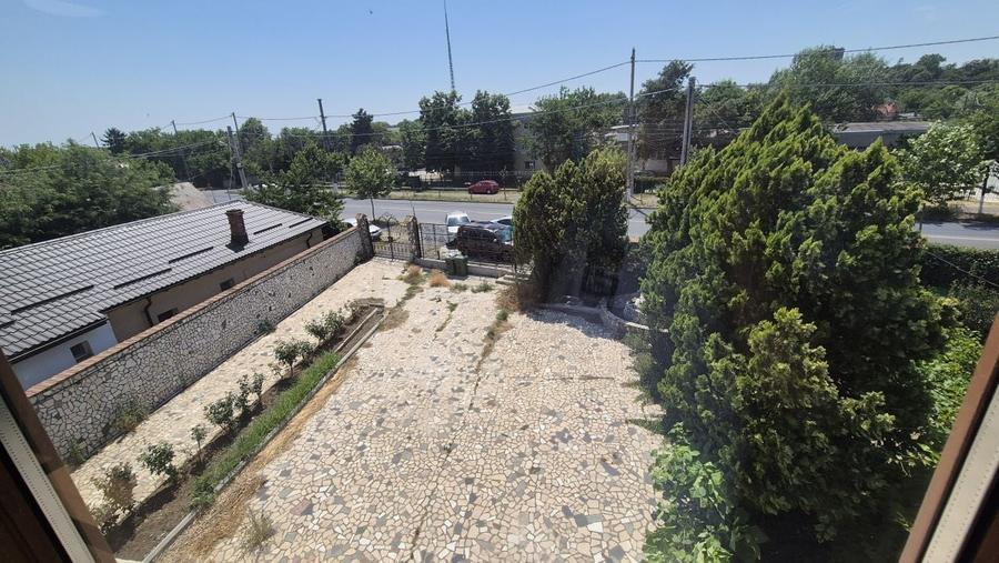 Casă cu 9 camere cu Canalizare în Central