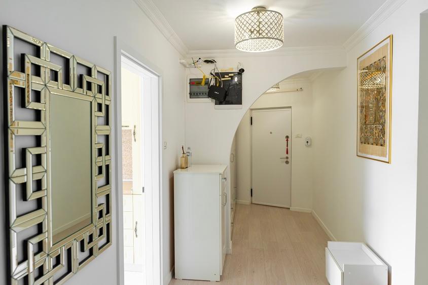 Apartament cu 3 camere decomandat, mobilat în Central