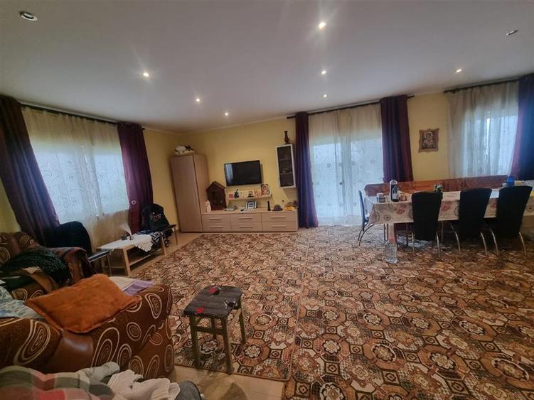 Casă individuală cu 4 camere cu Canalizare în Central