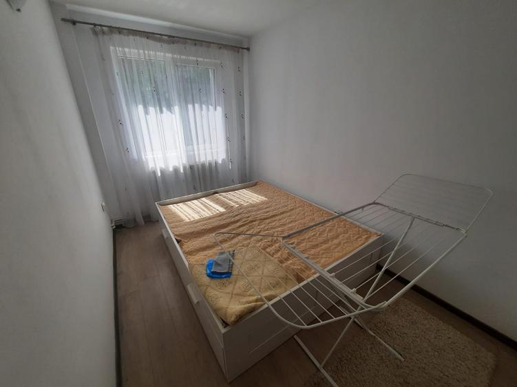 Apartament cu 3 camere semidecomandat, mobilat în Podu Roș
