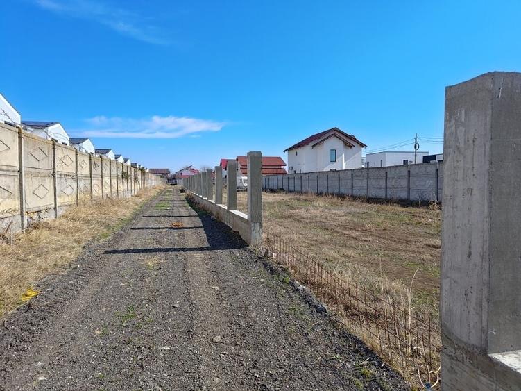 Teren de 400 mp, în Costi