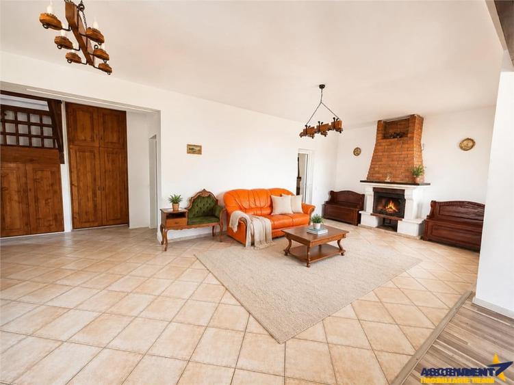 Casă cu 4 camere cu Teren 3227 Mp în Central