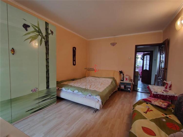 Apartament cu 3 camere semidecomandat în 1 Decembrie 1918
