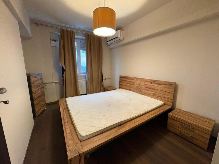Apartament cu 3 camere semidecomandat în Tineretului