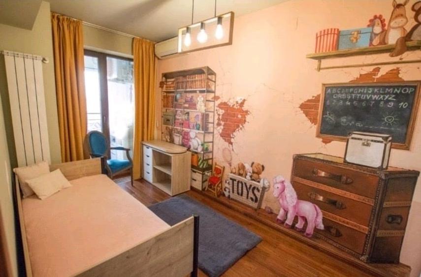 Apartament cu 3 camere semidecomandat, mobilat în Central