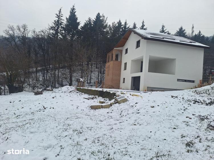 Casă cu 8 camere cu Teren 1000 Mp în Bujoreni