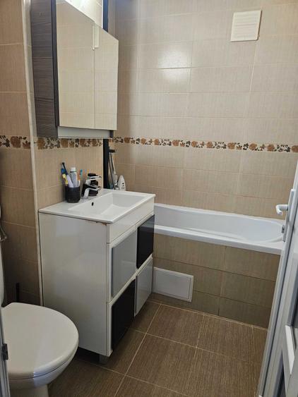 Apartament cu 3 camere semidecomandat în Calea București