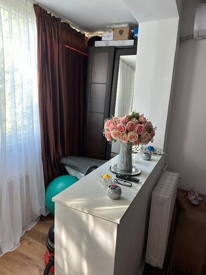 Apartament cu 3 camere semidecomandat, mobilat în Titan