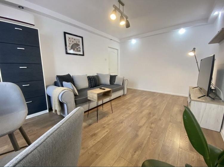 Apartament cu 3 camere semidecomandat în Central