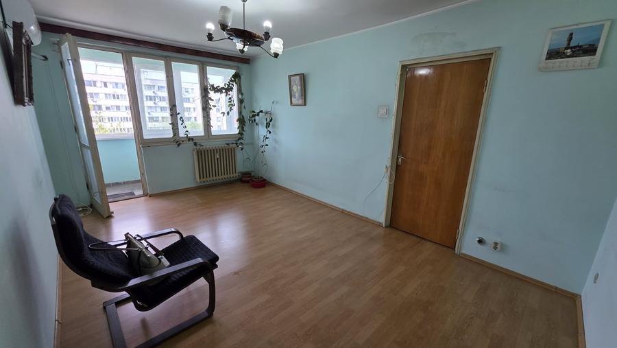 Apartament cu 3 camere decomandat în Berceni