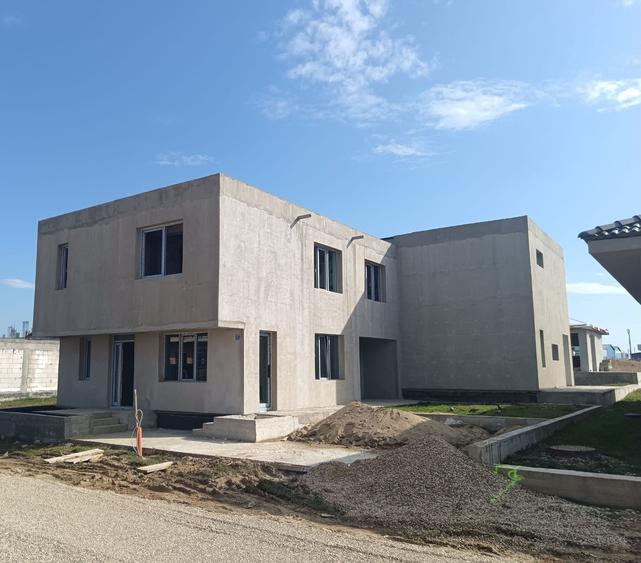 Casă cu 4 camere în Exterior Vest