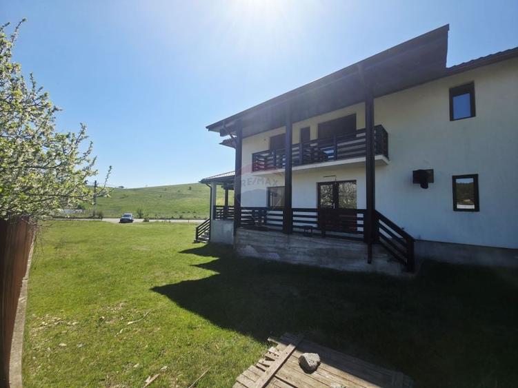 Casă individuală cu 8 camere cu Teren 1550 Mp în Dărmănești