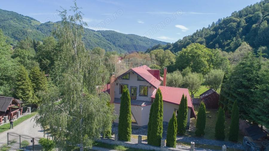 Casă cu 9 camere cu Teren 1000 Mp în Moieciu