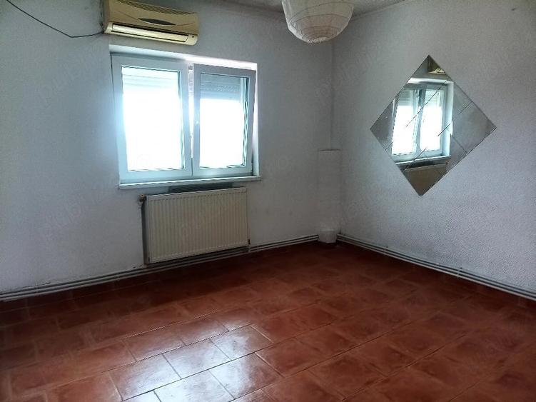 Apartament cu 3 camere decomandat în Berceni