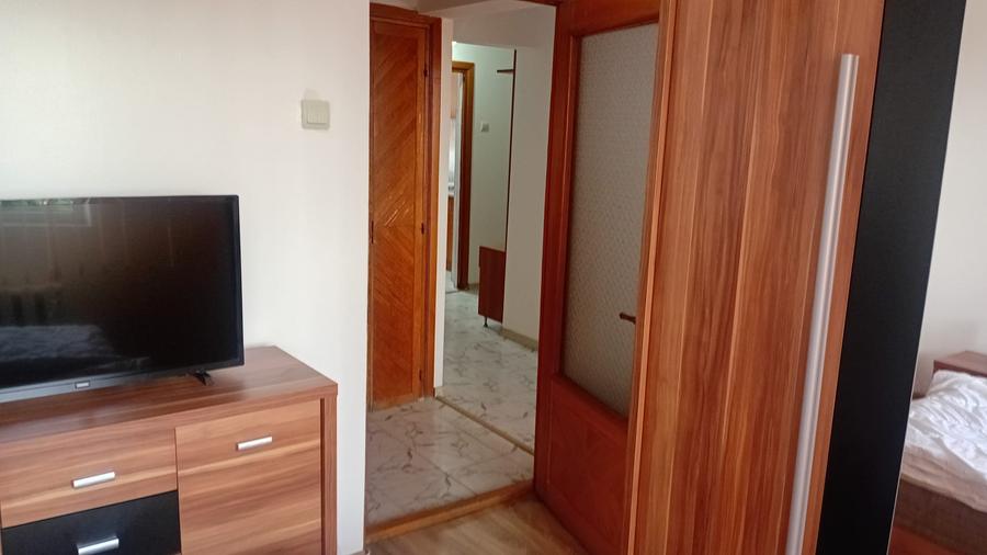 Apartament cu 3 camere decomandat, mobilat în Intim